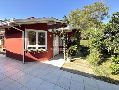 Casa para Venda, em Florian�polis, bairro Cacup�, 3 dormit�rios, 3 banheiros, 1 su�te, 4 vagas